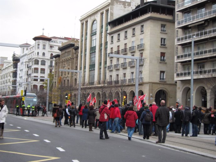 Tranvía de Zaragoza cortado por manifestantes en la huelga general