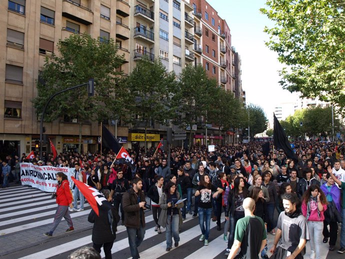 Manifestación por las calles de Salamanca a mediodía