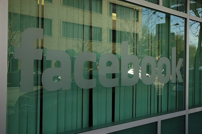 Facebook logo en ventana