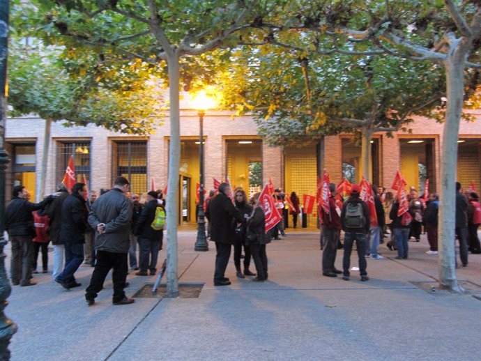 Piquetes ante la sede del Gobierno aragonés