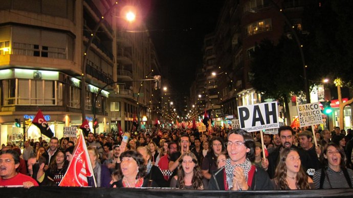 Miles de personas se manifiestan al grito de "ni un paso atrás" 