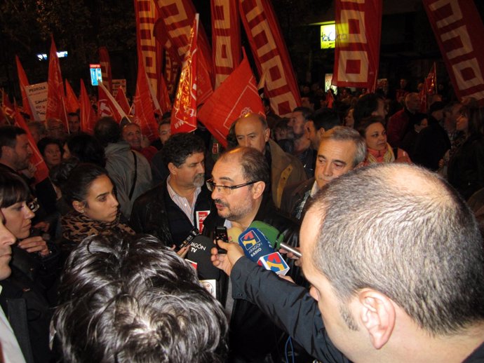 El secretario general del PSOE-Aragón, Javier Lambán, en la manifestación 14N