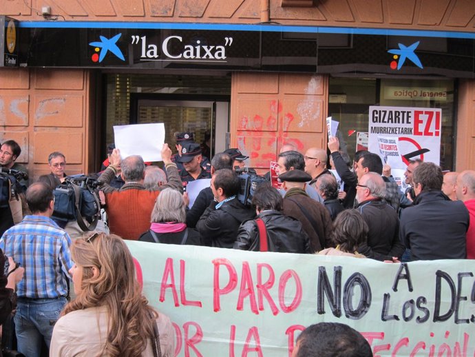 Erzaintza impiden el acceso a la sucursal