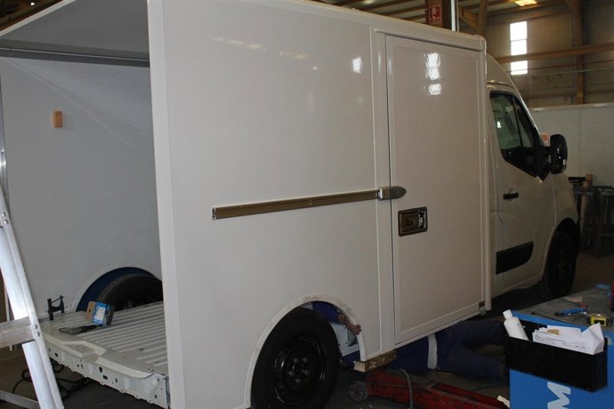 Carrozado con puerta corredera, durante su fabricación.