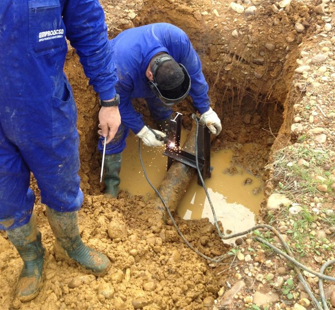 Operarios de Emproacsa trabajando en Guadalcázar
