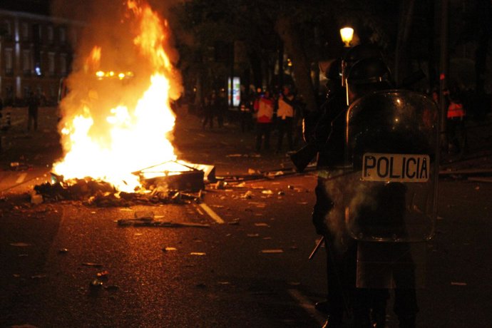Grupos de personas dispersos por las calles de Madrid han levantado al término d