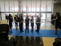 Centenares de personas y largas colas en la apertura oficial del Centro Comercial As Cancelas en Santiago