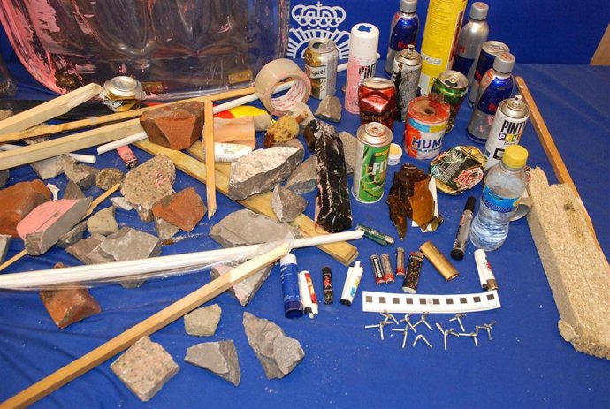 Imagen del material incautado por la Policía en la manifestación de ayer