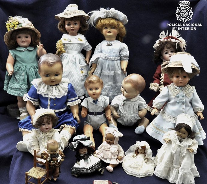 Imagen de las muñecas antiguas robadas