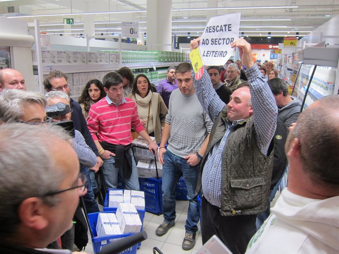 Ganaderos protestan por la venta de leche a bajo precio en Carrefour