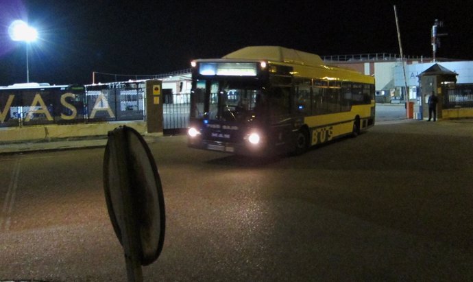 Un autobús sale de las cocheras de Auvasa