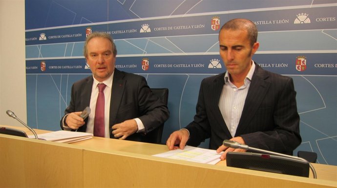 José Fco. Martín (ziq) y Julio López (drcha) presentan las enimiendas a los PGC