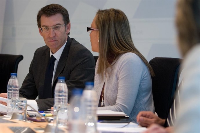 Alberto Núñez Feijóo charla con la conselleira de Facenda en el Consello