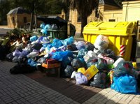 La plantilla de Urbaser mantiene la huelga de basura, después de 14 días, ante la falta de acuerdo con la empresa