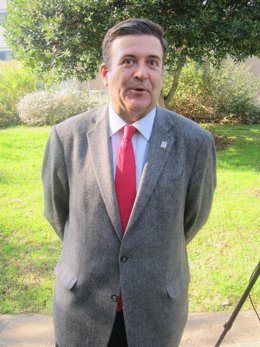 El líder de SI, Alfons López Tena, antes de un debate electoral de la UB