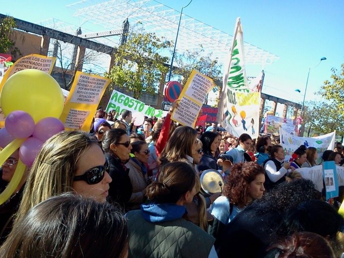 Protesta de las guarderías ante la Consejería de Educación