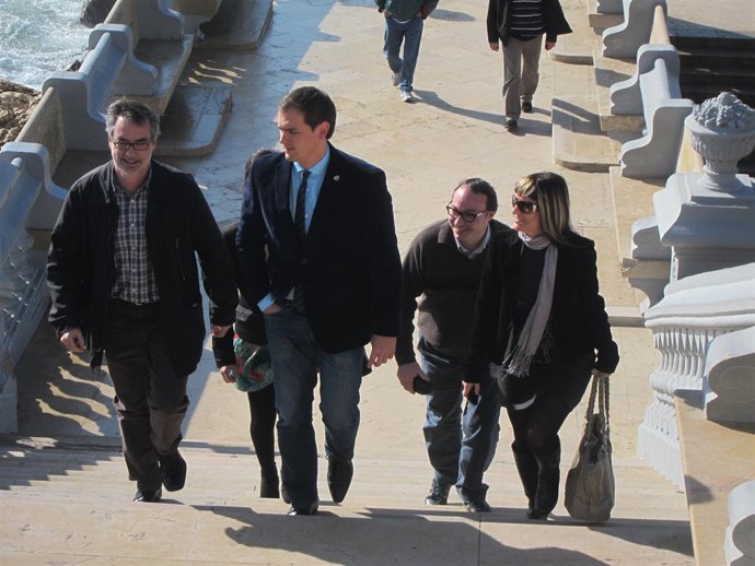 El líder de C's, Albert Rivera, con miembros de su equipo de campaña en Sitges 