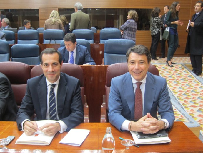 Ignacio González y Salvador Victoria en el Pleno de la Asamblea