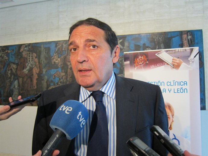 Sáez Aguado, antes de inaugurar la jornada en las Cortes.