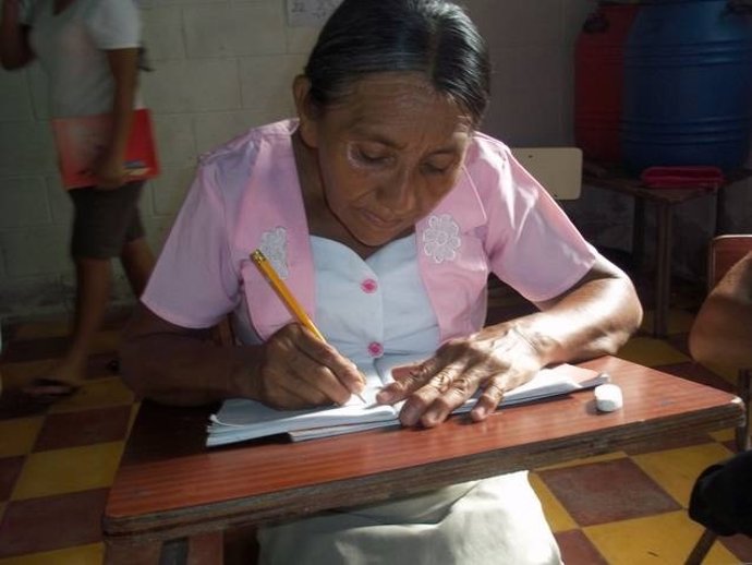 Una ciudadana de Meanguera aprende a escribir