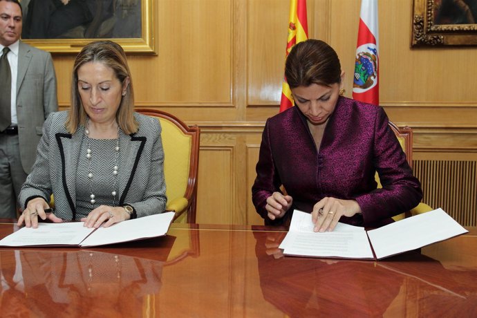 La ministra de Fomento, Ana Pastor, con la presidenta de Costa Rica