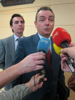 Salvador Navarro, Atiende A Los Medios Con R.Miralles,en una imagen de archivo