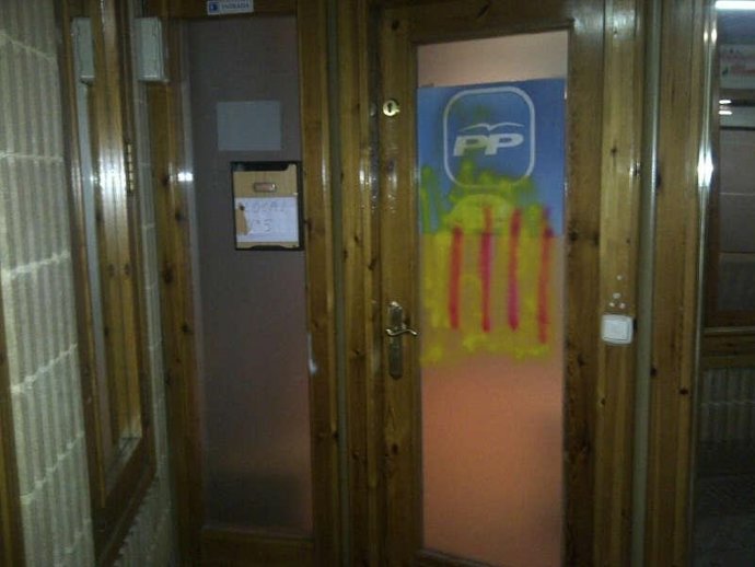 Pintadas independentistas en la sede del PP en Vielha
