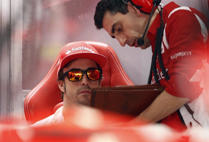 Fernando Alonso y su ingeniero Andrea Stella en Ferrari