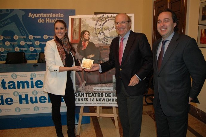 La cantaora Argentina con el alcalde de Huelva, Pedro Jiménez.