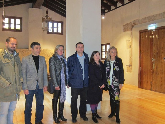 Beneyto junto a miembros de su equipo ante el nuevo acceso a la Lonja