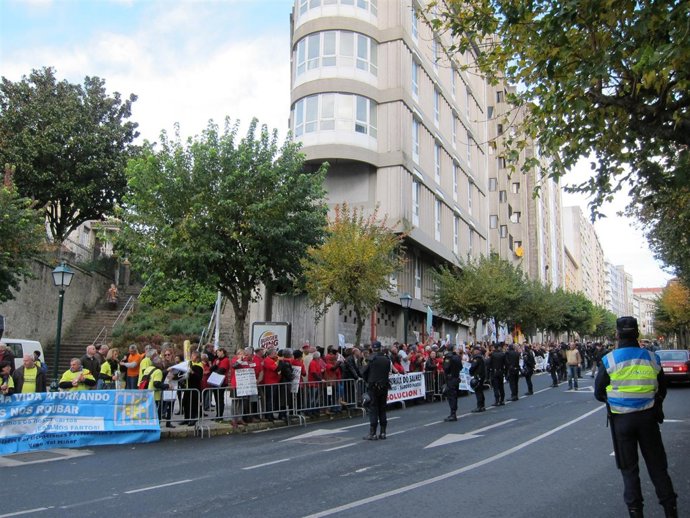 Afectados por las preferentes protestan ante el Parlamento