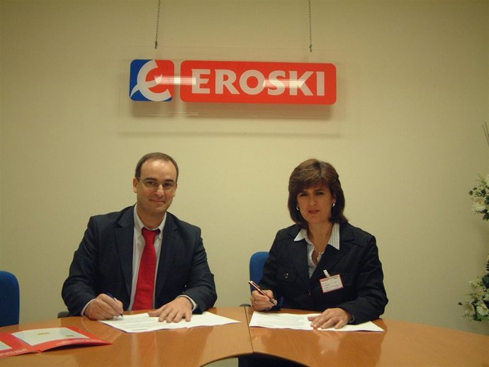Firma de acuerdo entre Eroski y Oinarri