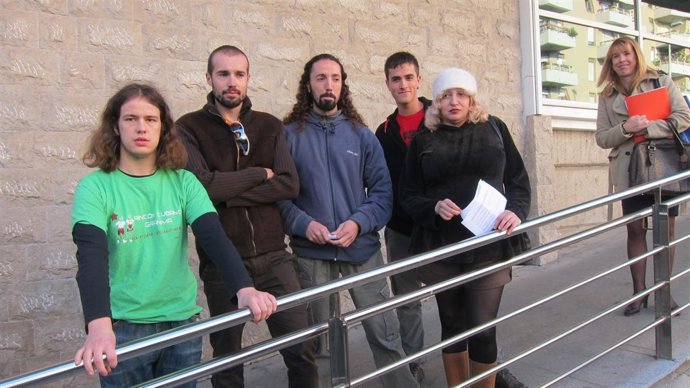 Los cinco acusados por insultar al ministro Wert, en la entrada de Las Salesas