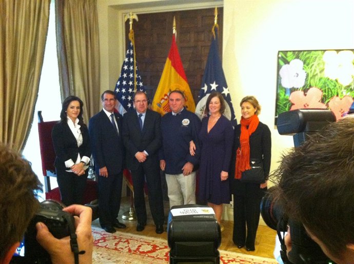 Herrera con los embajadores, el cocinero José Andrés, Silvia Clemente
