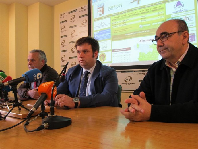 El presidente de Infaoliva, junto al de Infaoliva-Jaén y el secretario general