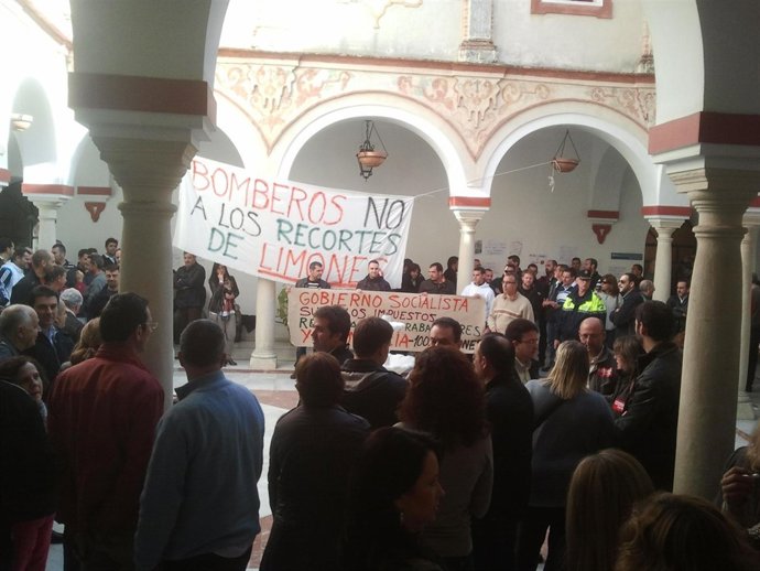 Protesta de algunos trabajadores municipales de Alcalá de Guadaíra