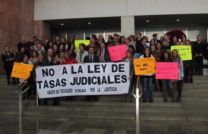 Procuradores de Málaga protestan por la ley de tasas