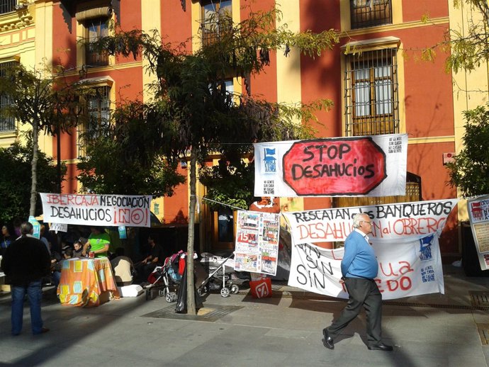 Campamento a las puertas de la sucursal bancaria.