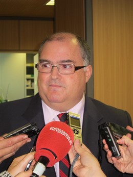 Fernando De Rosa Atendiendo A Los Medios