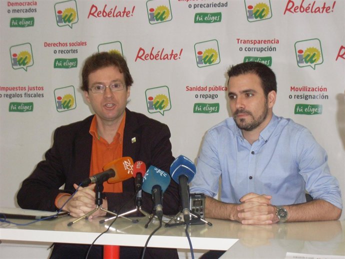 El diputado de IU  Alberto Garzón en rueda de prensa en Granada