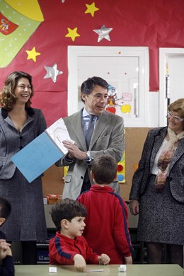 González en el colegio El Cantizal, acompaño de Figar (izquierda)