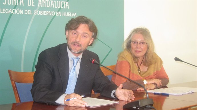 El delegado de la Junta de Andalucía, José Fiscal, y Carmen Lloret.