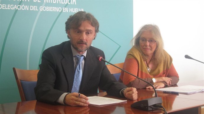 El delegado de la Junta en Huelva, José Fiscal, y Carmen Lloret.