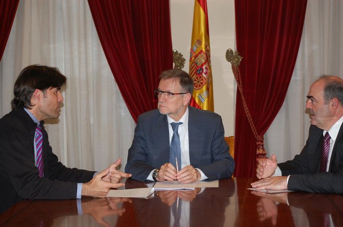 Sergio Bueno (i) en la reunión mantenida con Marcelino Iglesias