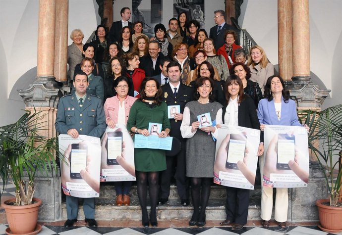 Foto de familia de los asistentes a la presentación de la campaña