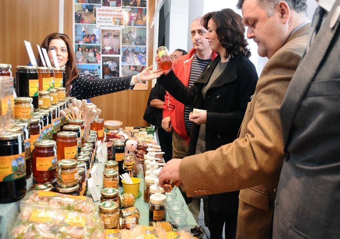 Ceballos observa un tarro de miel en uno de los expositores
