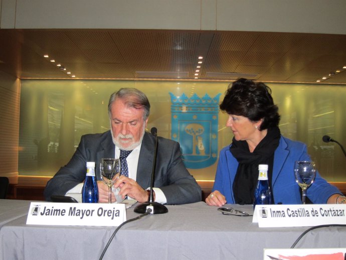 Jaime Mayor Oreja con Inma Castilla de Cortázar, presidenta del Foro de Ermua