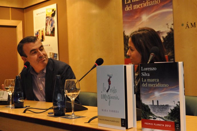 Los escritores Lorenzo Silva y Mara Torres, Premio Planeta y finalista 2012. 
