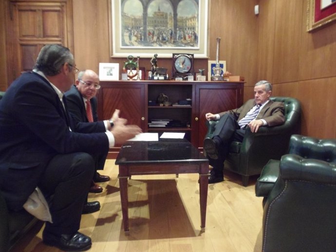 El alcalde de León y el concejal de Hacienda con el perito de parte