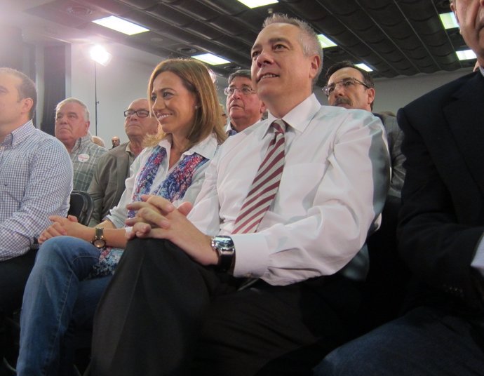 La excandidata a liderar el PSOE, Carme Chacón, y el líder del PSC, Pere Navarro